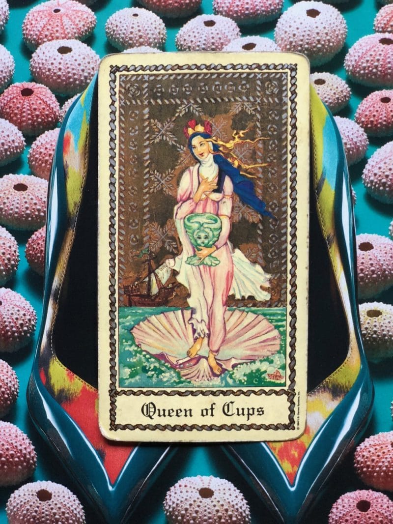 Nếu bạn còn độc thân thì Queen Of Cups cho thấy rằng đây chính là thời điểm lý tưởng để ra ngoài tận hưởng cuộc sống