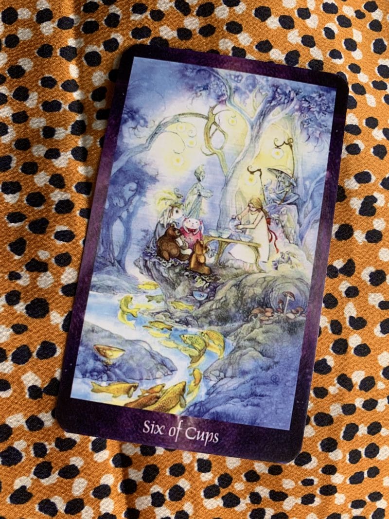 Lá bài 6 Of Cups ở vị trí ngược thường tượng trưng cho những hồi ức diễn ra trong quá khứ