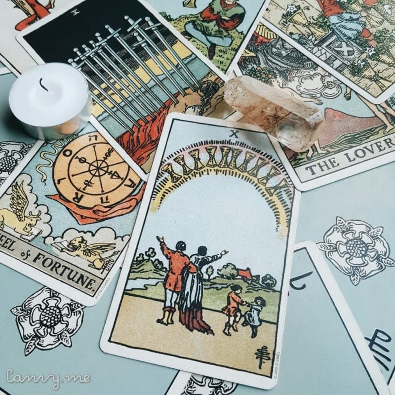 10 Of Cups ngược cho thấy bạn đang vẫn còn chưa buông bỏ những chấp niệm liên quan đến mối tình trong quá khứ
