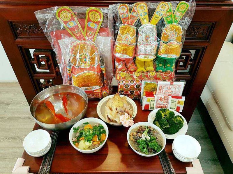 Lễ cúng ông Táo ngày nay đơn giản hơn với một đôi cái chép và đôi hia