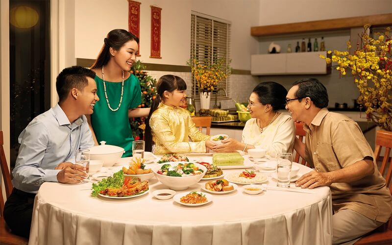Giao thừa là dịp dịp để các thành viên trong gia đình quây quần bên nhau, làm lễ cúng gia tiên, cùng xem pháo hoa và mong ước năm mới bình an