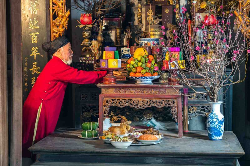 Lễ cúng giao thừa được chuẩn bị chỉn chu, đặt ngoài trời ở cửa chính mỗi nhà 