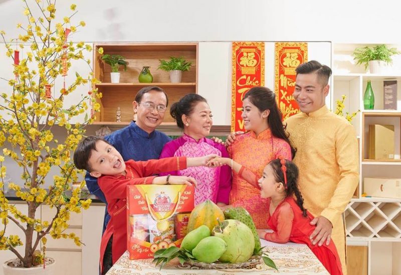 Xông đất là tục lệ lâu đời với mong ước một năm cát lành