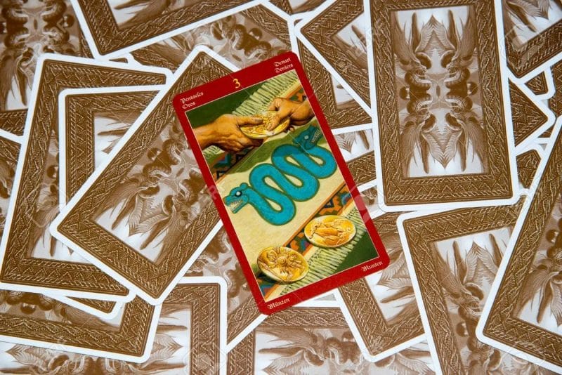 Do thuộc bộ Ẩn Phụ nên lá 3 Of Pentacles thường dự báo về những sự kiện xảy ra trong đời sống thường nhật