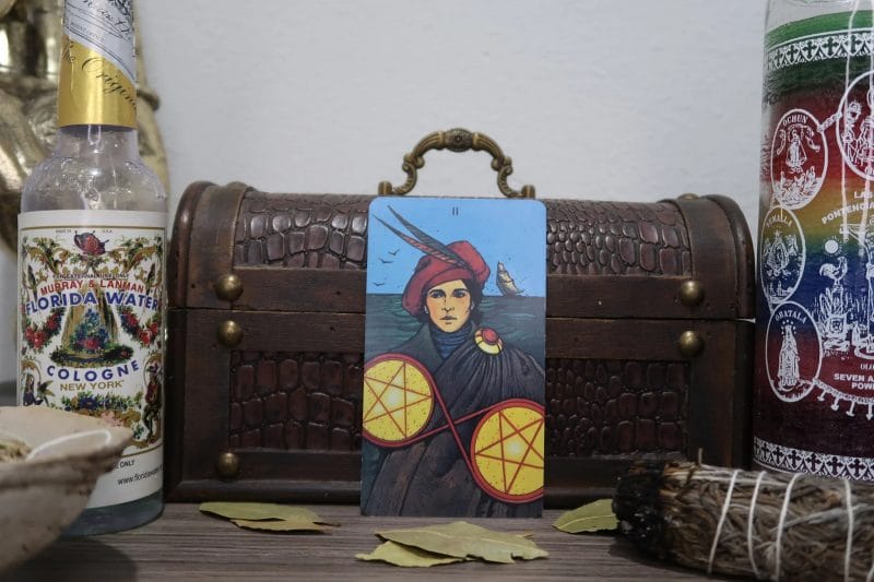 2 Of Pentacles xuất hiện khi chủ nhân của lá bài đang gặp phải tình thế tiến thoái lưỡng nan
