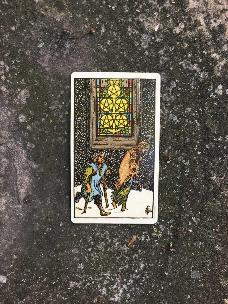 Ý nghĩa lá 5 of Pentacles xuôi