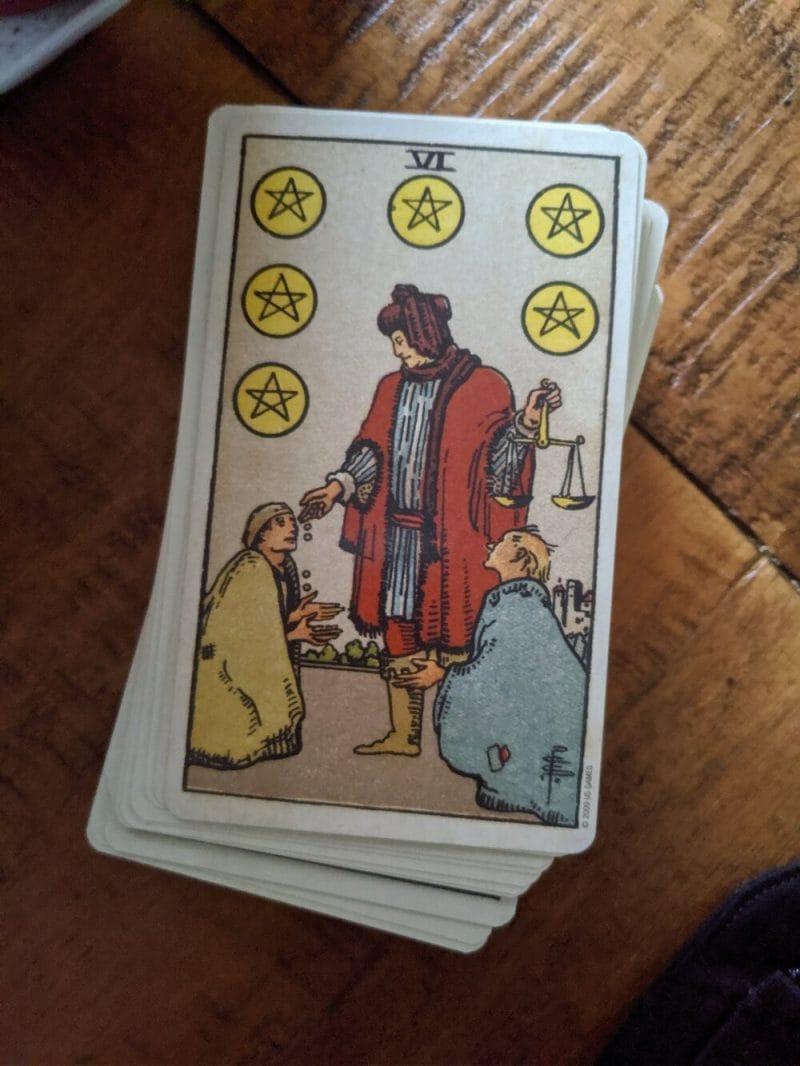 Những thông điệp ẩn dấu trong lá 6 of Pentacles ngược