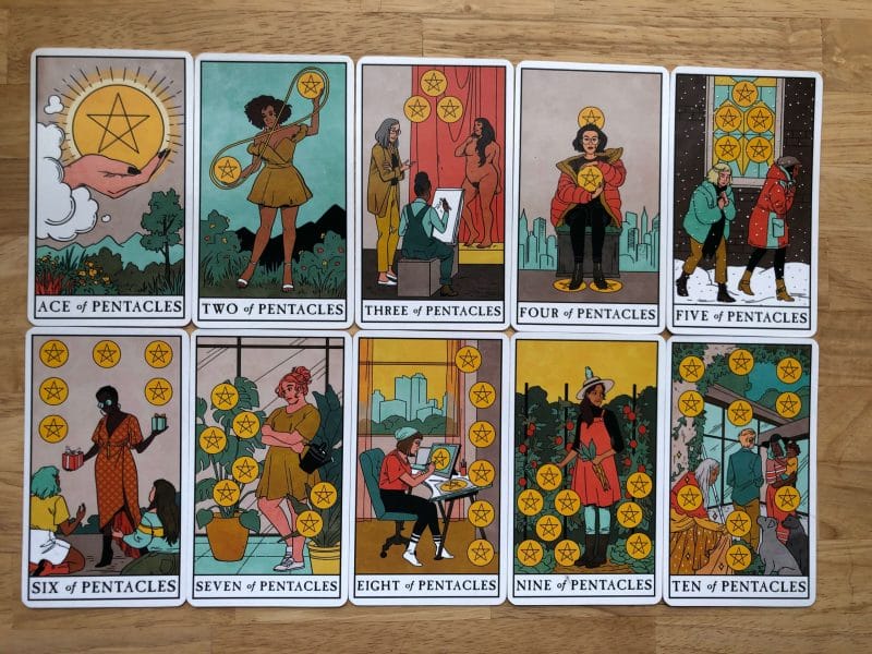 Suit of Pentacles thiên về thế giới vật chất hơn là tinh thần