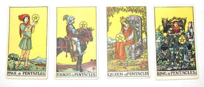 Người trải bài cần có cái nhìn sâu sắc về bộ Suit of Pentacles