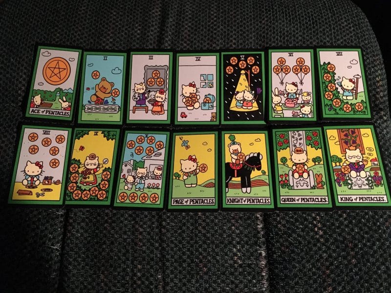 Khi các lá bài trong bộ Suit of Pentacles xuất hiện thì người xem bói Tarot cần xem xét tình hình tài chính và công việc