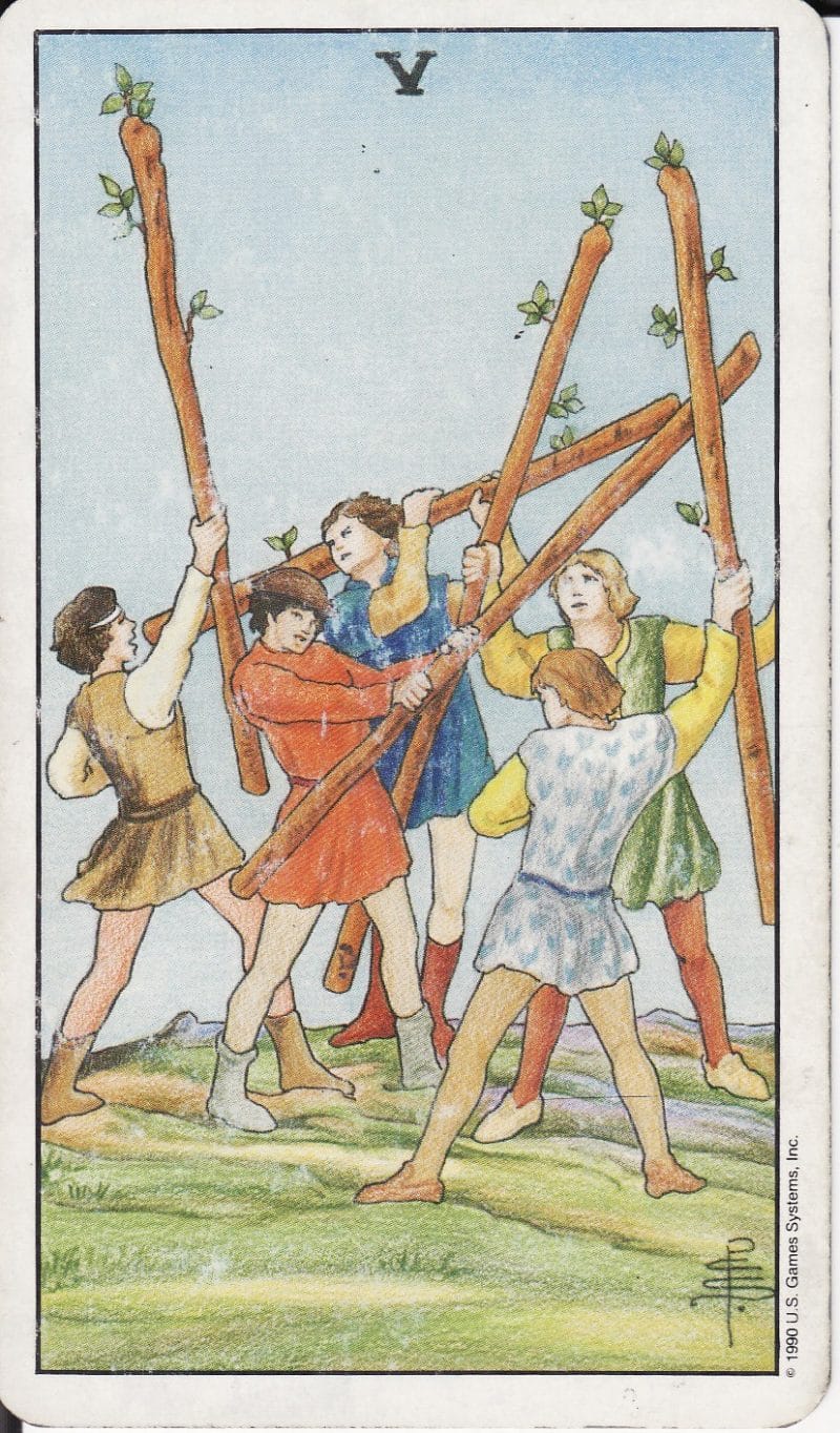 5 of Wands là lá bài đại diện cho sự tranh giành và mâu thuẫn