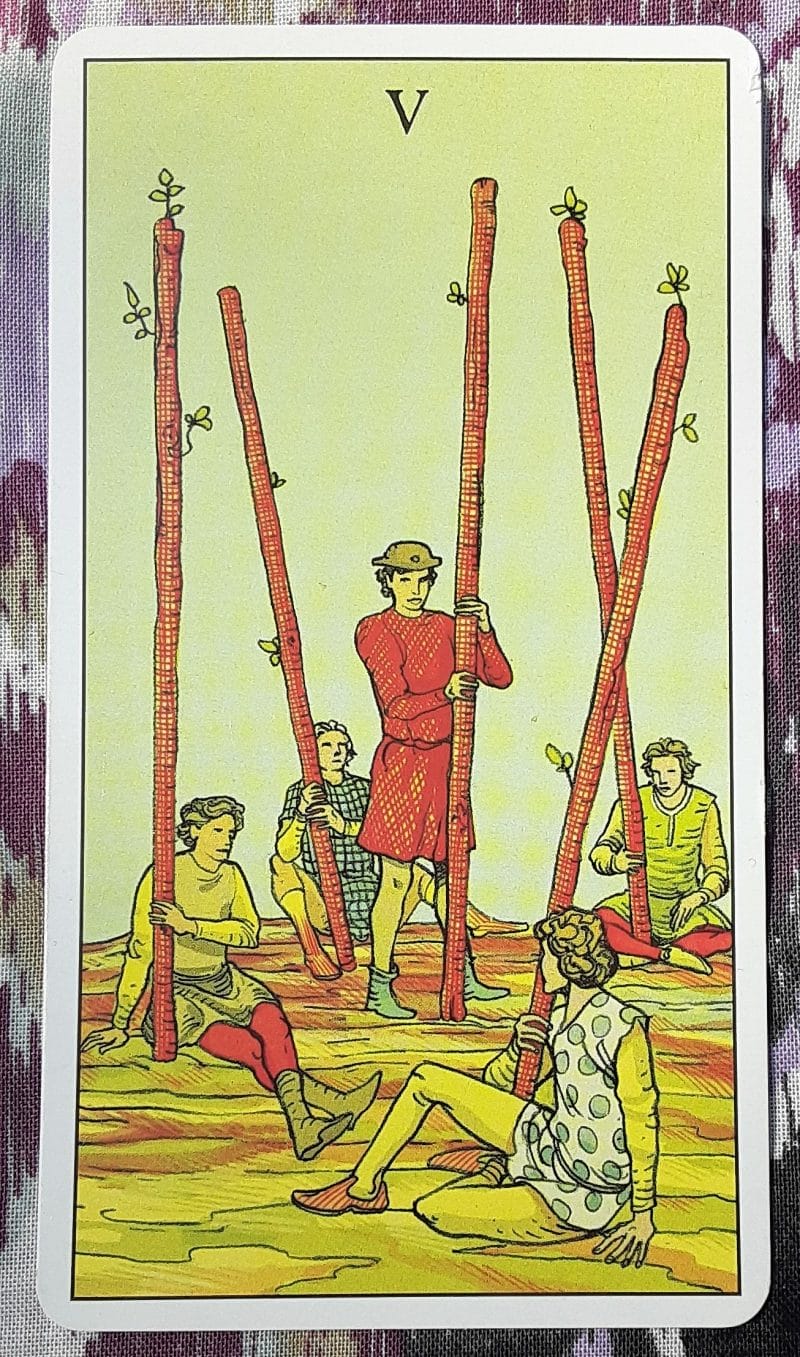 Lá bài 5 of Wands cho biết sắp có một vài cuộc tranh luận xảy đến với bạn
