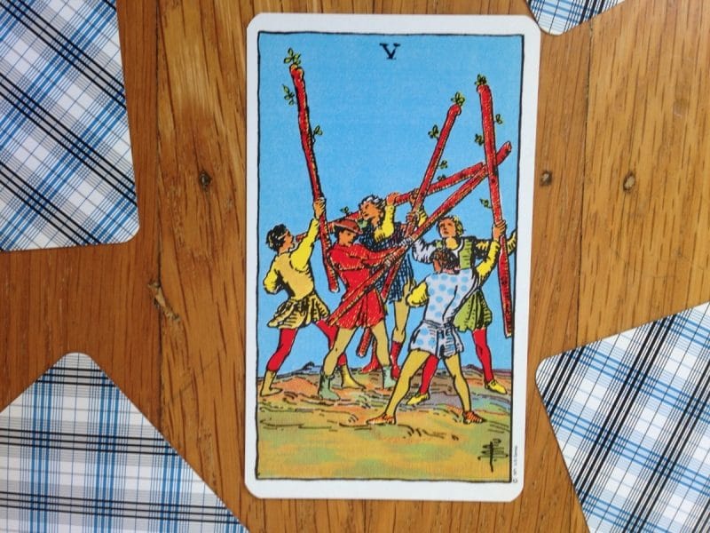Thông điệp ẩn chứa trong lá bài 5 of Wands