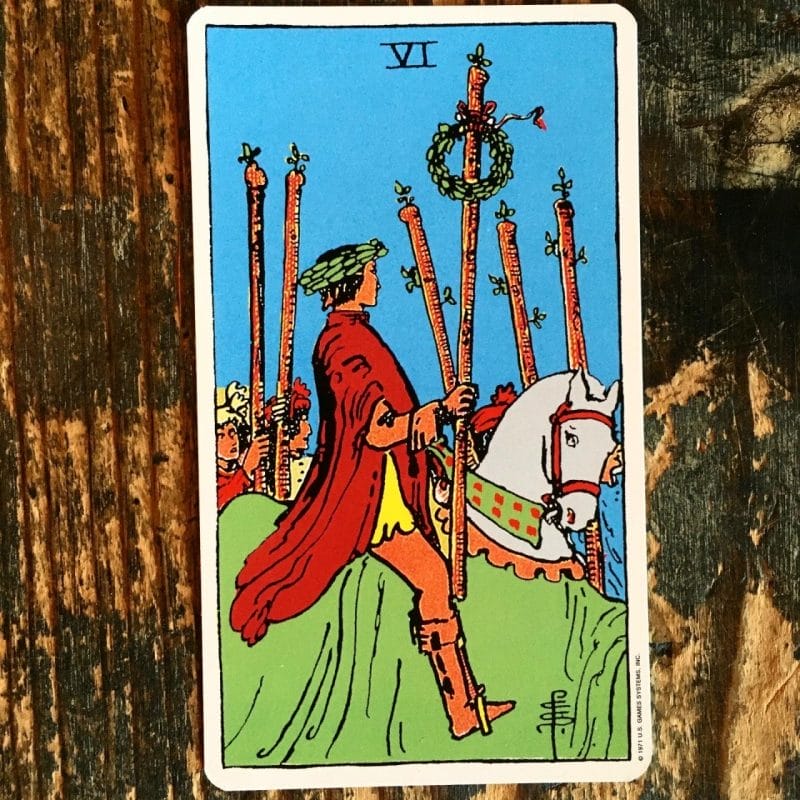 6 of Wands ngược cũng là dấu hiệu tốt lành dành cho bạn