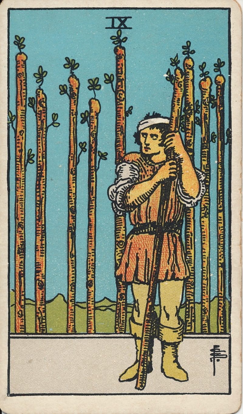 9 of Wands đại diện cho sự chịu đựng, kiên trì và sự phòng vệ trước những tình huống bất lợi