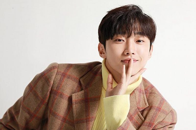 Jinyoung gây ấn tượng khi đá chéo sân sang diễn xuất