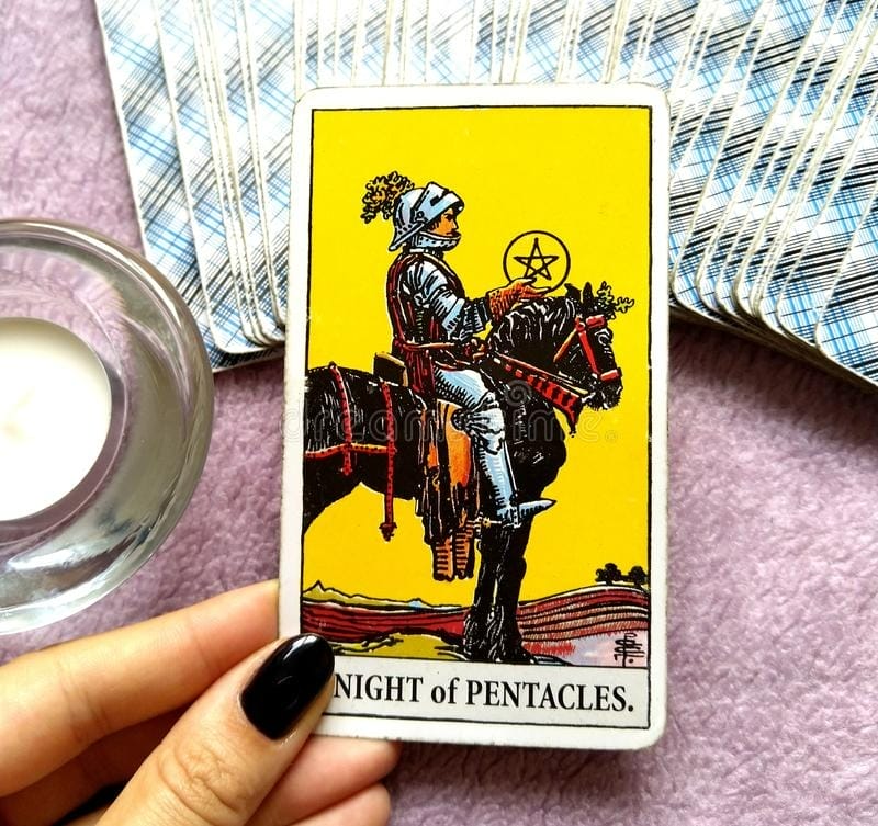 Thông điệp được gửi đến từ lá Knight of Pentacles xuôi