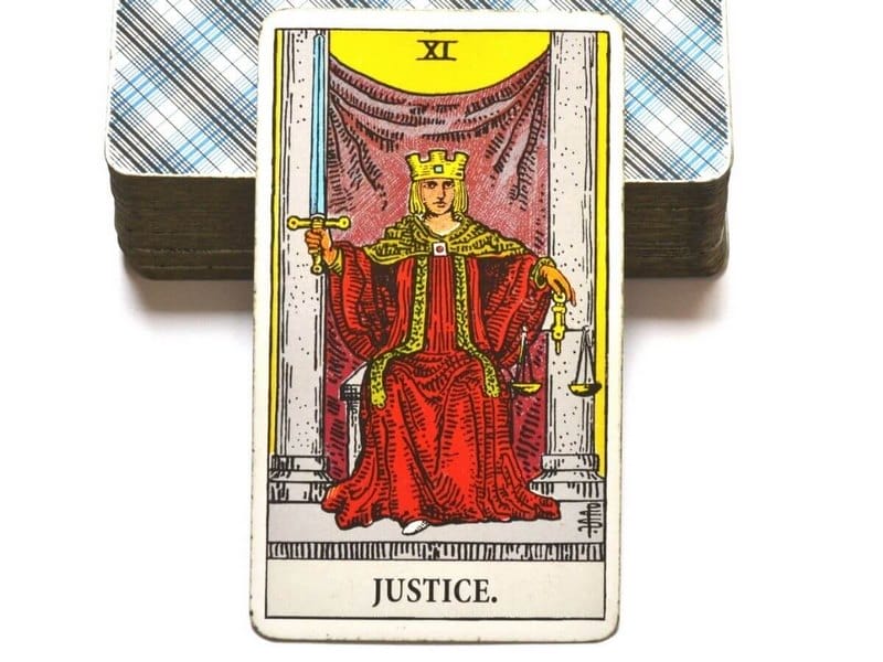 Lá bài Justice xuôi tượng trưng cho tính hòa hợp cùng sự công bằng