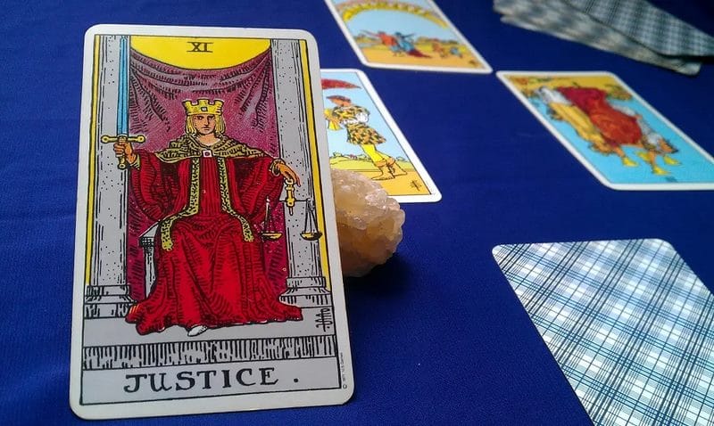 Lá bài Justice ngược cho thấy bạn đang thiếu trung thực với bản thân và mọi người