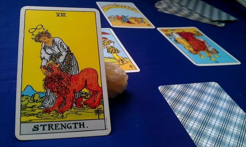 Lá bài Strength ngược ngầm nhắc nhở bạn đang quá nóng vội trong mọi việc