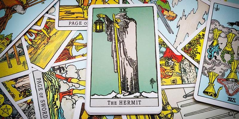 Lá bài The Hermit được miêu tả bằng hình ảnh vị Ẩn sĩ già nua nhưng tràn đầy kinh nghiệm cuộc sống