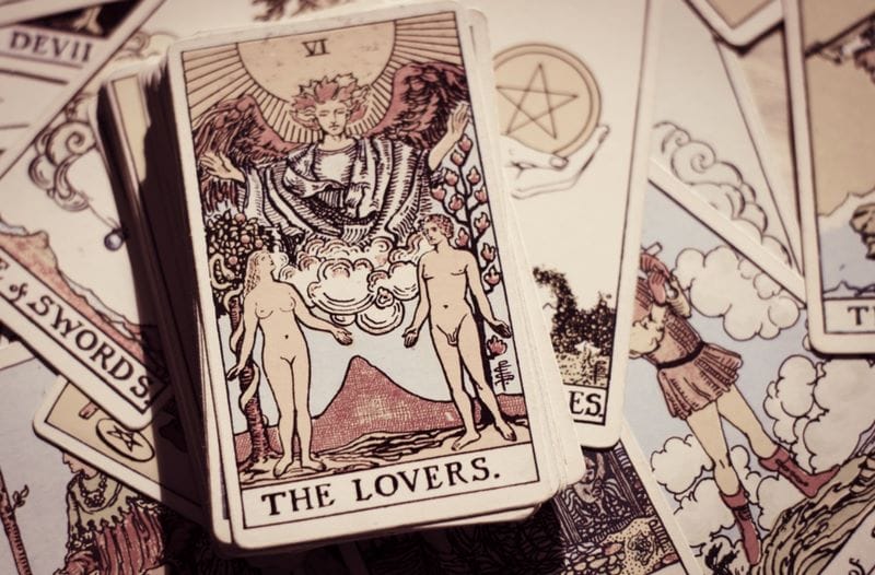 Lá bài The Lovers được mô tả bằng những hình ảnh ẩn dụ về Adam và Eva