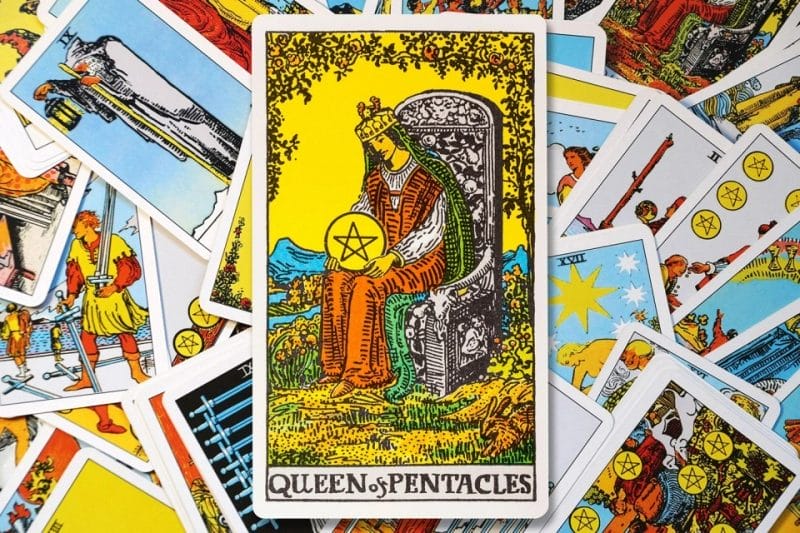 Bí ẩn đằng sau lá bài Queen of Pentacles