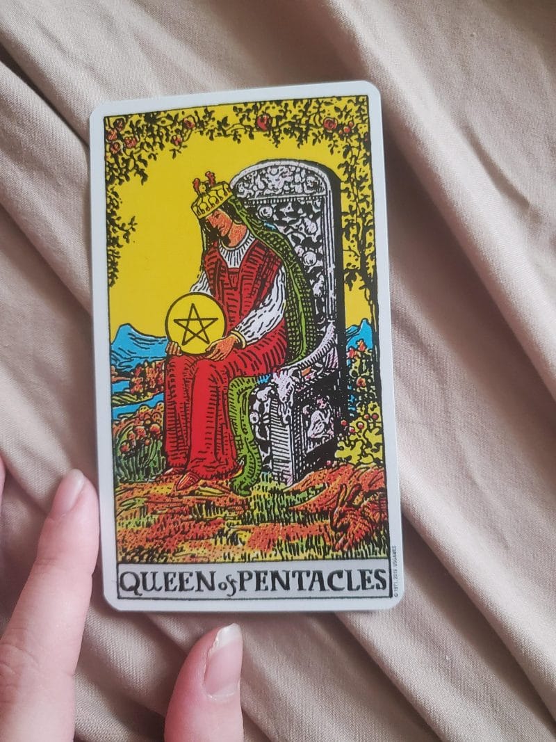 Ý nghĩa chi tiết của lá Queen of Pentacles