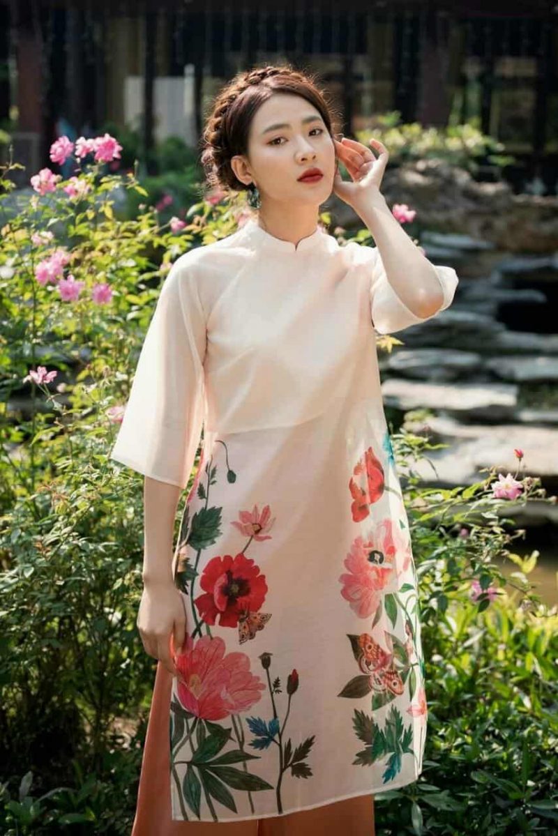 Áo dài cách tân khéo léo kết hợp giữa nét hiện đại và truyền thống đã trở thành trang phục phù hợp cho nhiều đối tượng