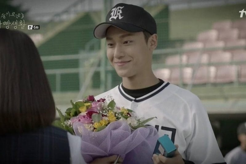 Lee Do Hyun vào vai quản ngục Lee Joon Ho (thời trẻ) trong bộ phim Prison Playbook của đài tvN