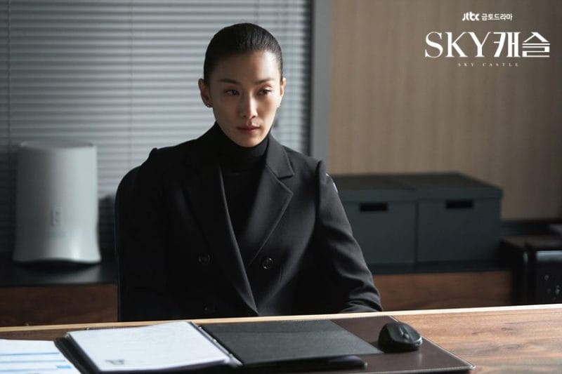Kim Seo Hyung chia sẻ cô đã tự mình xây dựng hình tượng cho nhân vật Kim Joo Young xa cách, lạnh lùng với mái tóc búi cao gọn gàng và trang phục đen