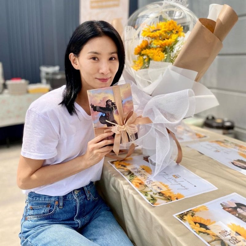 Khác xa với vẻ lạnh lùng xa cách màn ảnh, Kim Seo Hyung ngoài đời luôn tươi tắn và bình dị, cô thoải mái xuất hiện trước công chúng với khuôn mặt chỉ trang điểm nhẹ nhàng hay thậm chí là mặt mộc