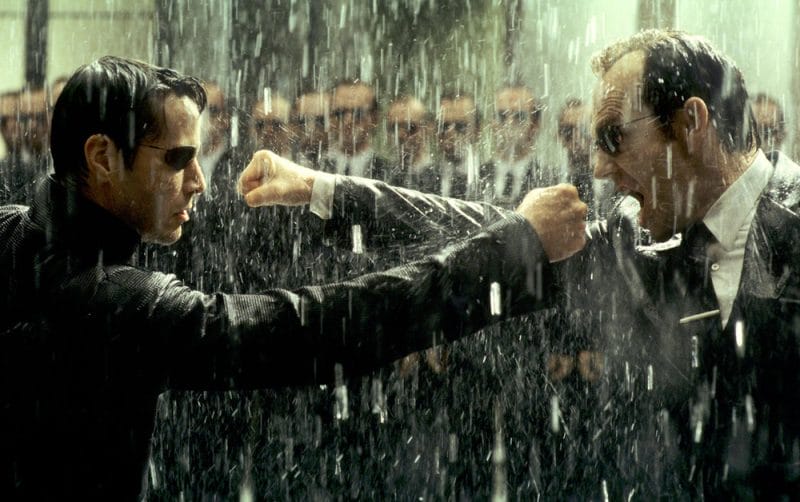 Neo (Keanu Reeves) và Smith (Hugo Weaving) trong phân cảnh hạ màn phần ba