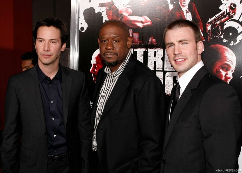 Keanu Reeves (trái) cùng Chris Evan (phải) trong buổi họp báo ra mắt bộ phim